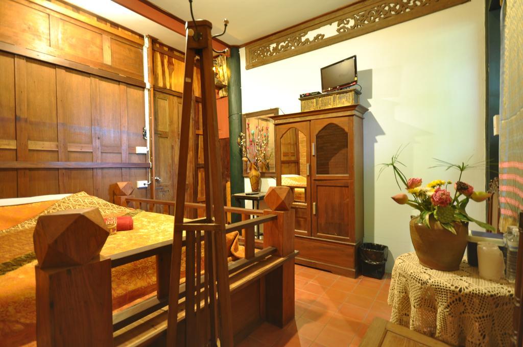 Ayutthaya Bouchic Hostel Exterior photo