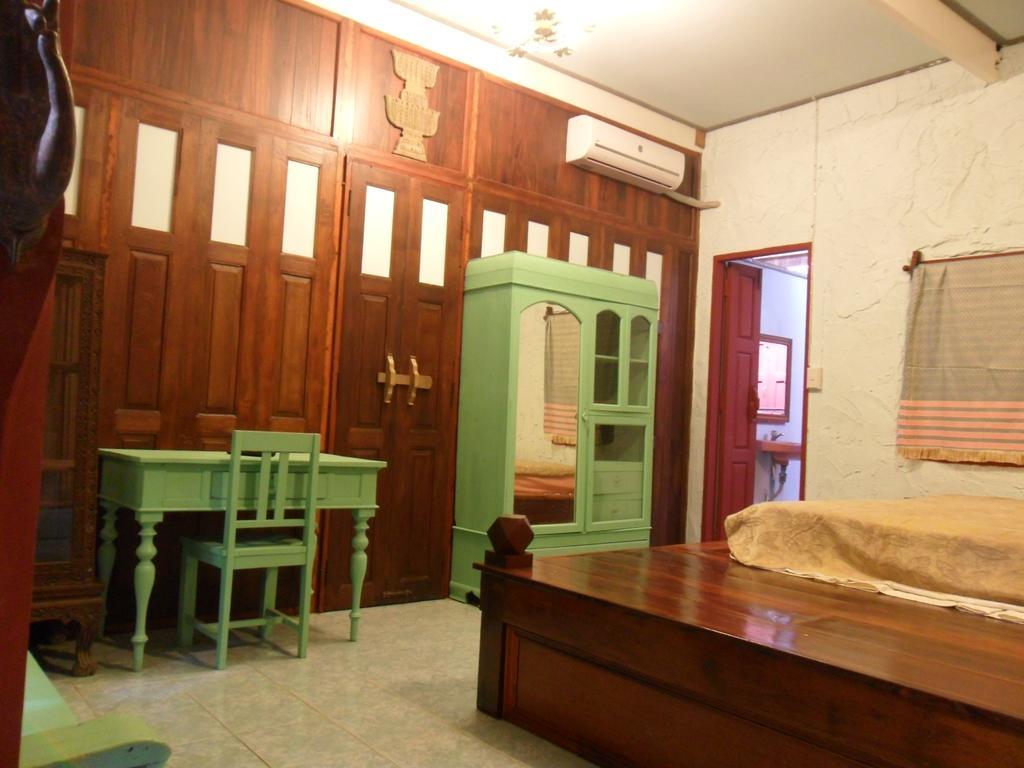 Ayutthaya Bouchic Hostel Exterior photo