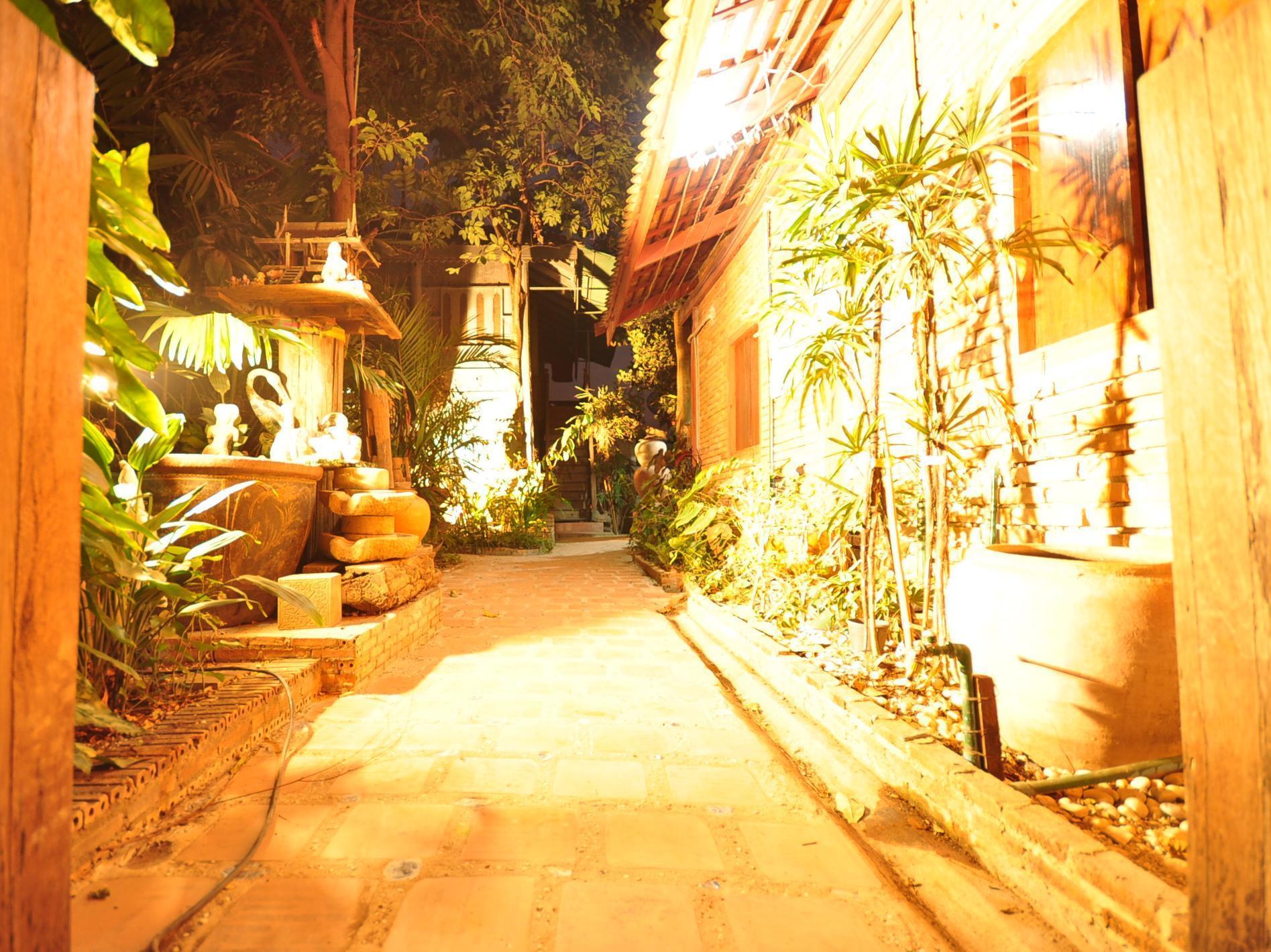 Ayutthaya Bouchic Hostel Exterior photo