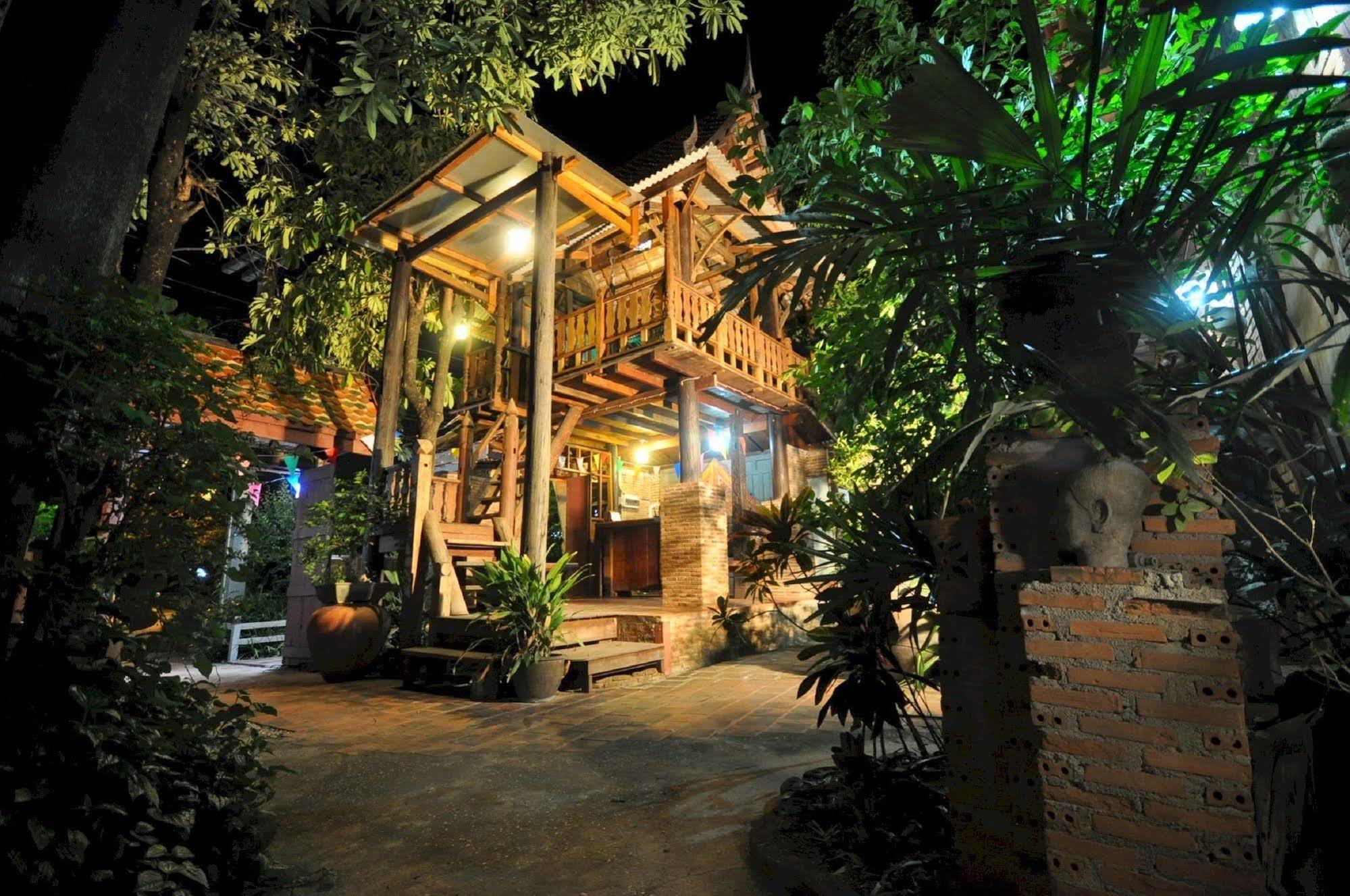 Ayutthaya Bouchic Hostel Exterior photo