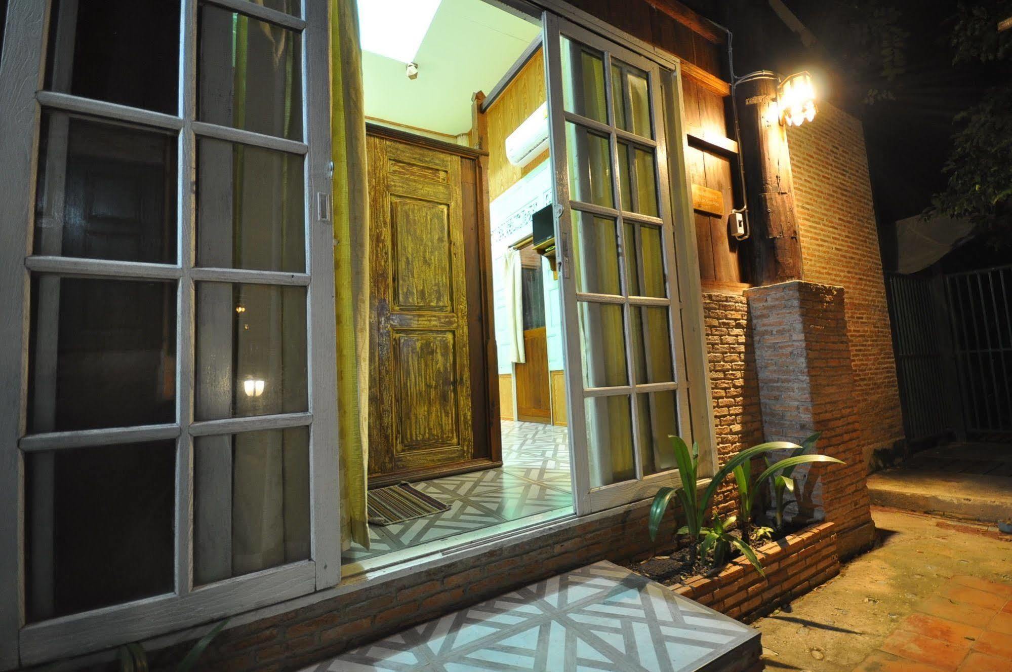 Ayutthaya Bouchic Hostel Exterior photo