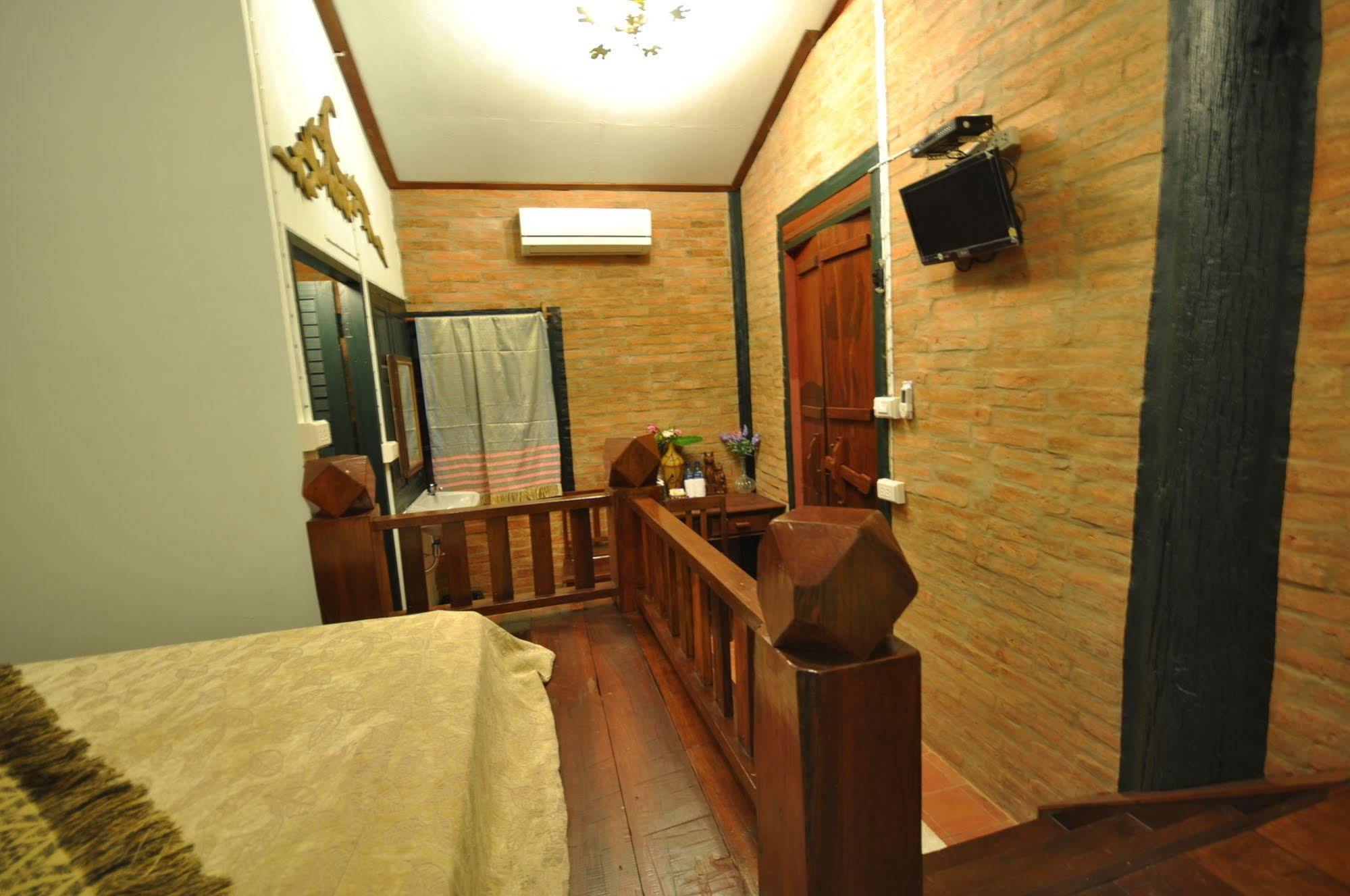 Ayutthaya Bouchic Hostel Exterior photo