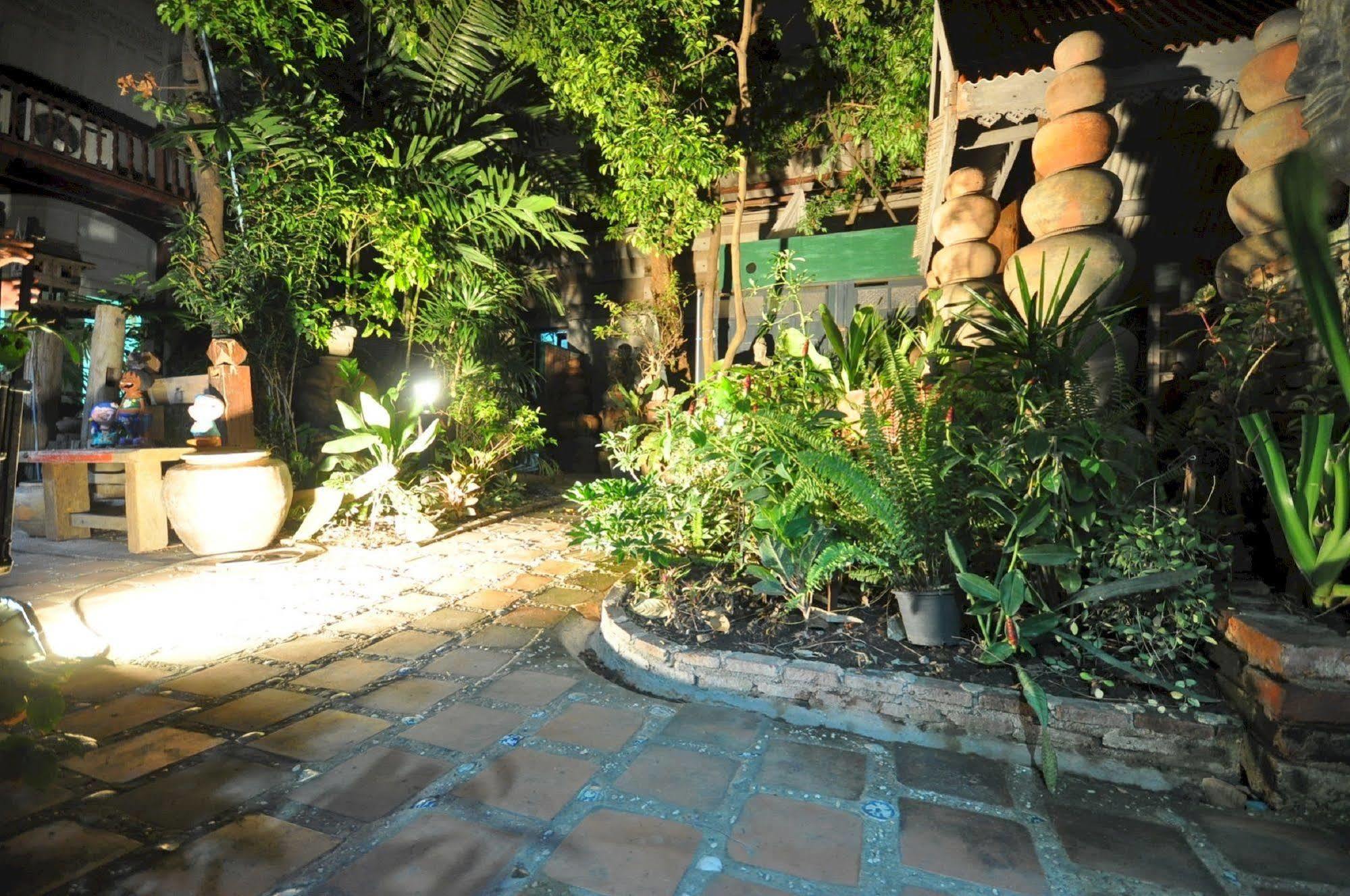 Ayutthaya Bouchic Hostel Exterior photo