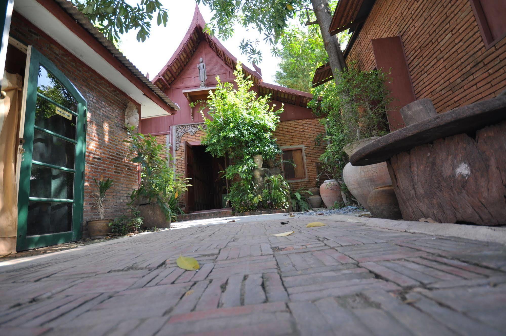 Ayutthaya Bouchic Hostel Exterior photo