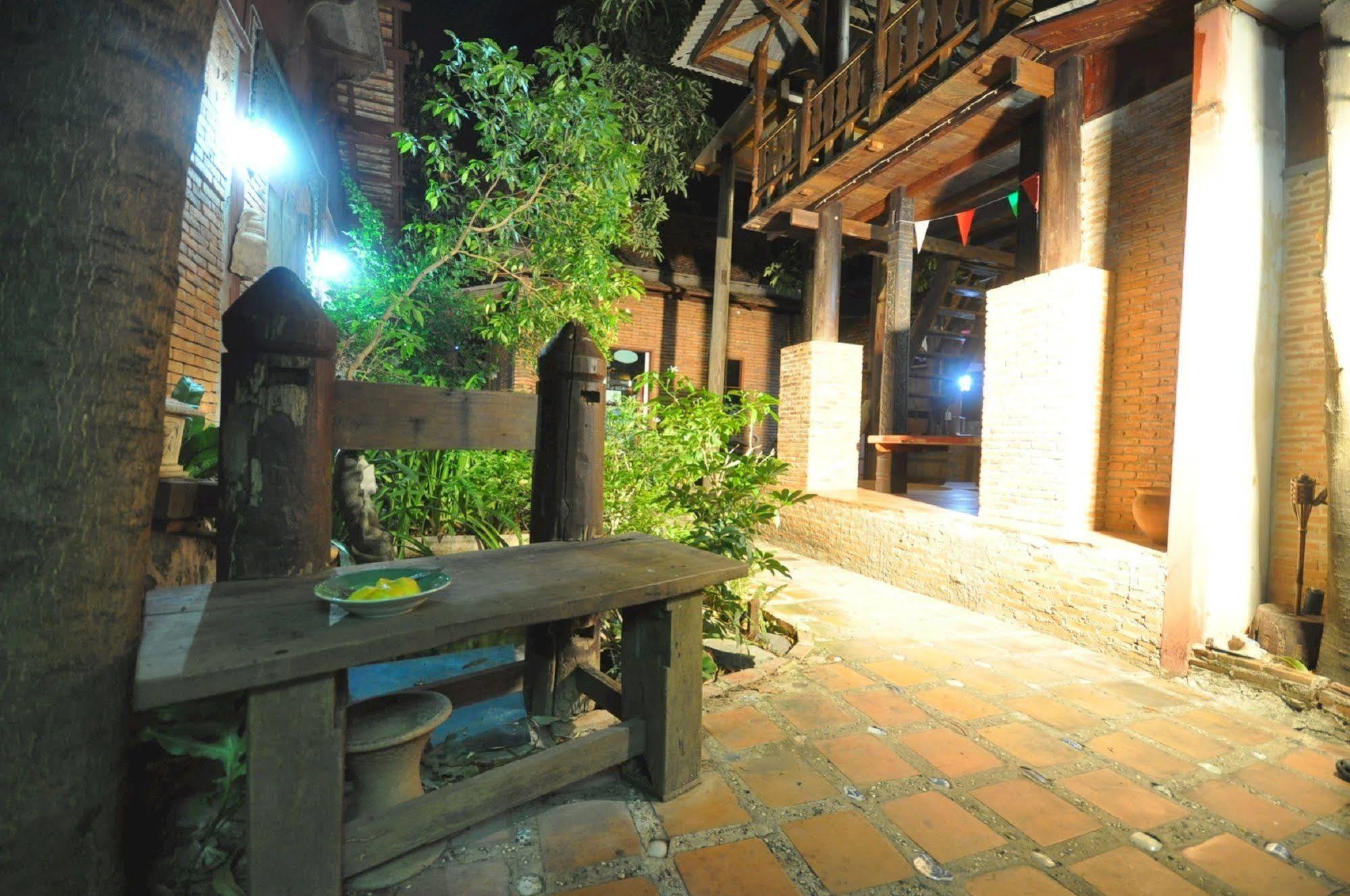 Ayutthaya Bouchic Hostel Exterior photo