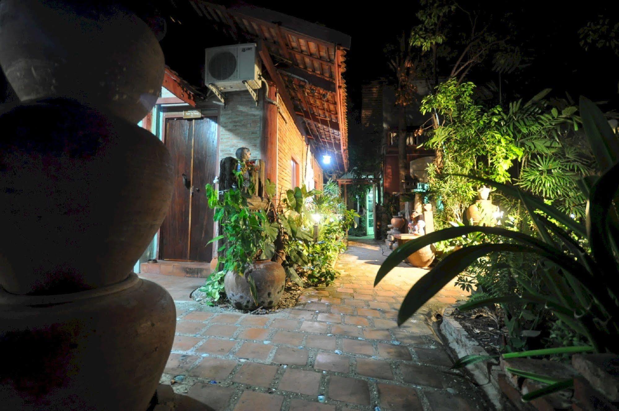 Ayutthaya Bouchic Hostel Exterior photo